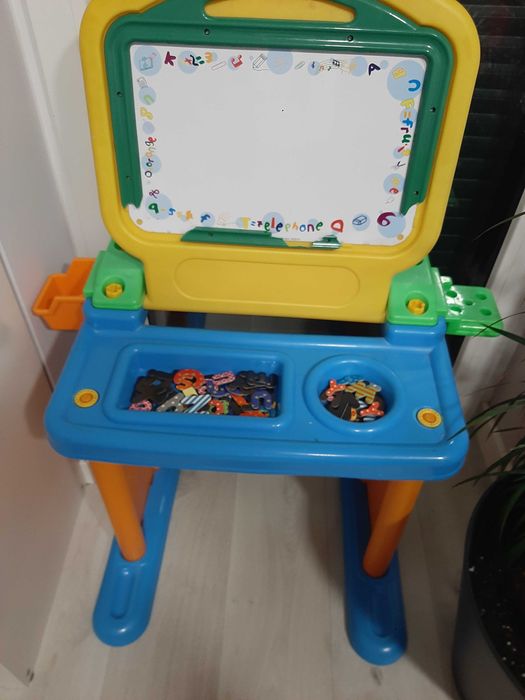 Edukacyjny stolik do zabawy dla dziecka