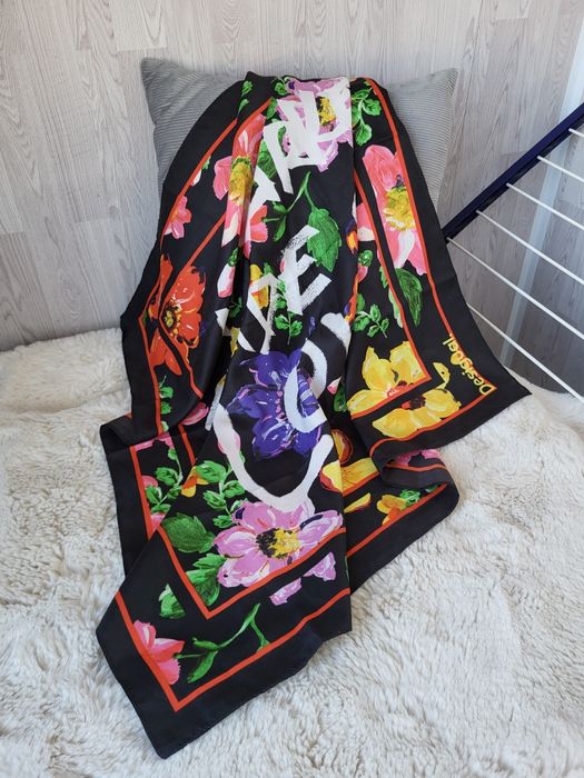 Яскрава хустка Desigual