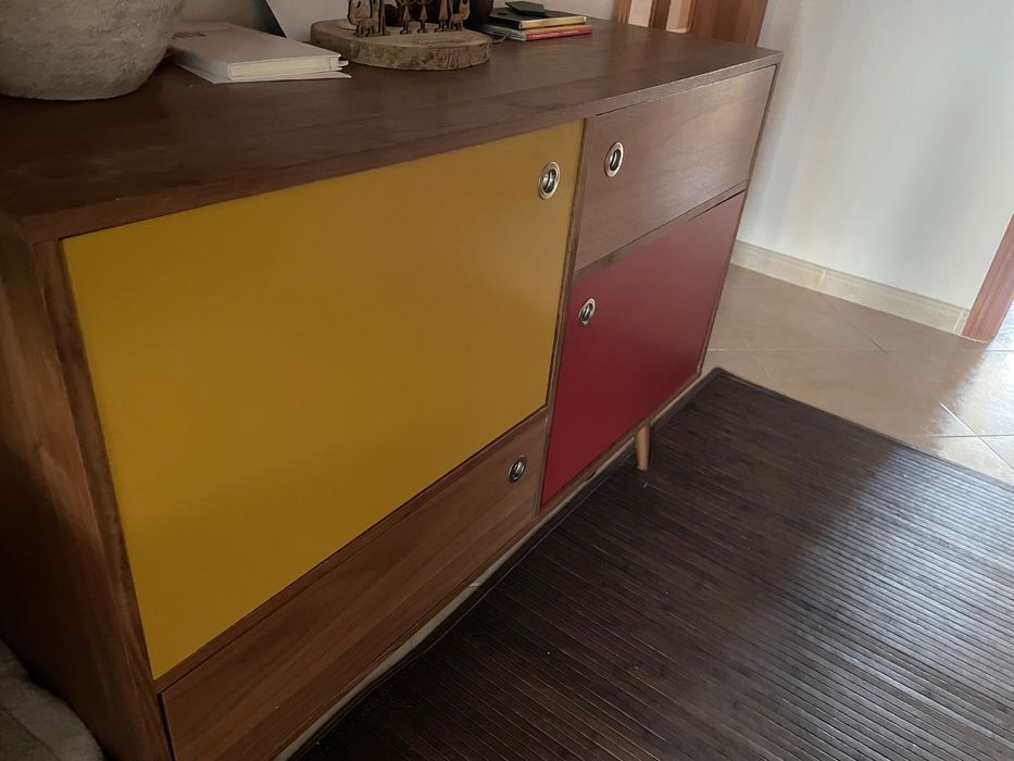 Aparador madeira e portas amarela e vermelha