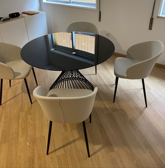 Conjunto de mesa e cadeiras