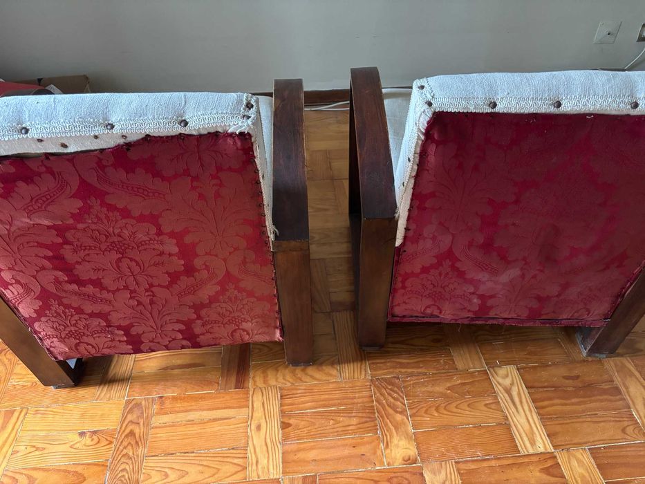 Poltronas e sofá antigos em madeira maciça