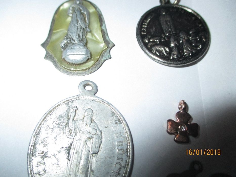 17 amuletos e medalhas para fios pendentes