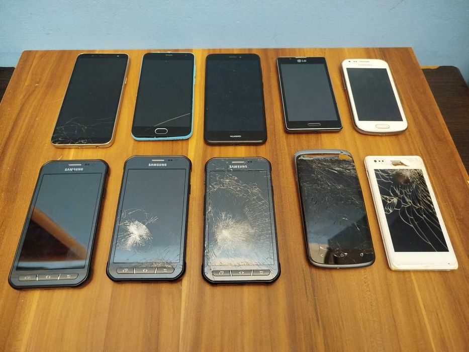 10 smartfonów min. Samsung J600, Huawei P8 Lite, Sony Xperia M ...