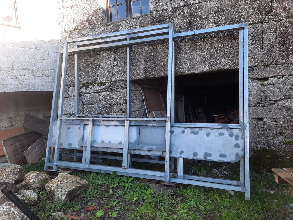 Tenda/Estrutura em ferro Galbanizado, com lona de teto.
