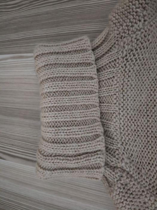 Ciepły sweter z golfem – beżowy