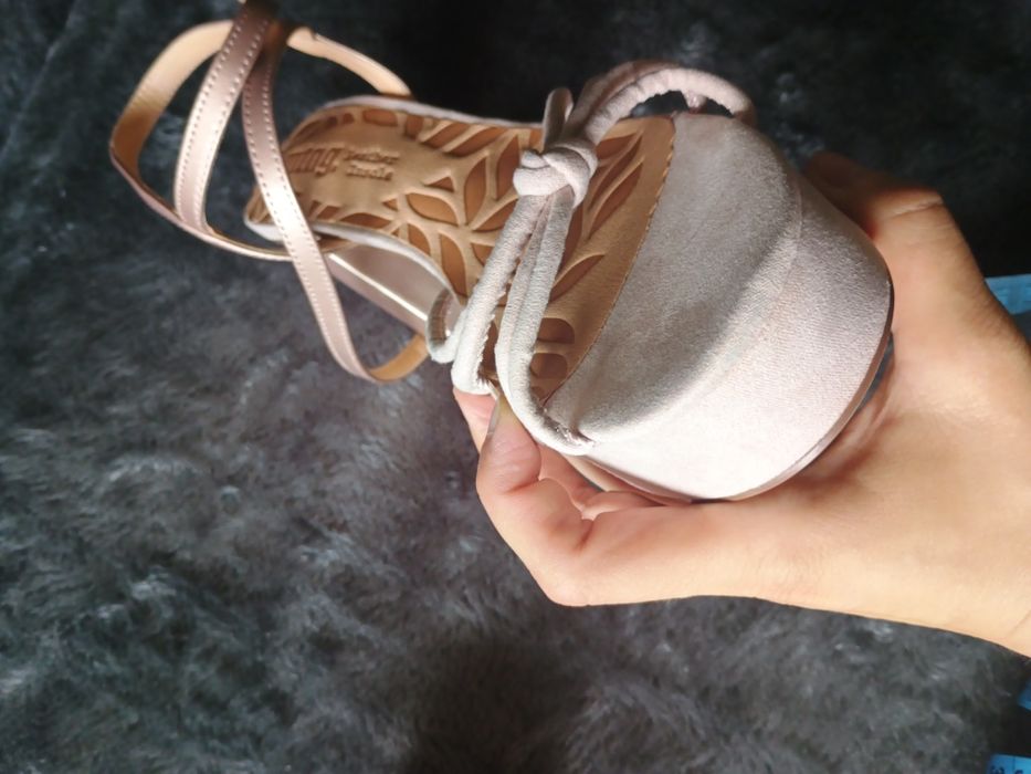 Sandały na wysokim obcasie klockowym mtng.