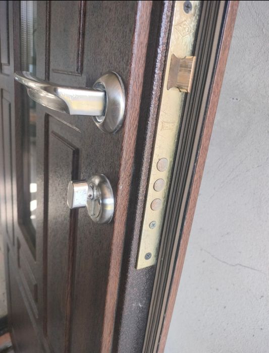 Продам вхідні двері в будинок