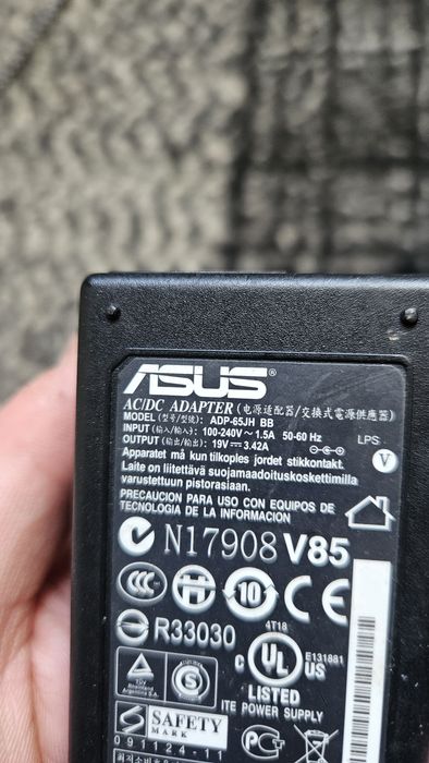 Sprawny  zasilacz do laptopa asus