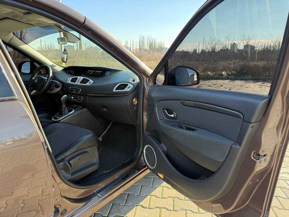 Renault Grand Scénic 3 2010 год 2.0 бензин