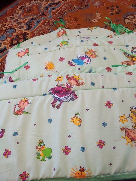 Дитячий балдахин, постіль, іграшка