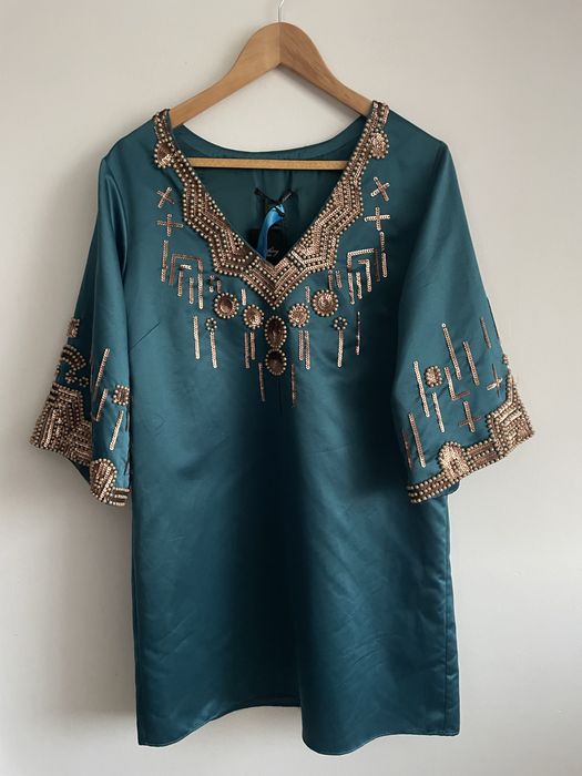 Nowa Vivikes satynowa sukienka z bogatym zdobieniem etno boho