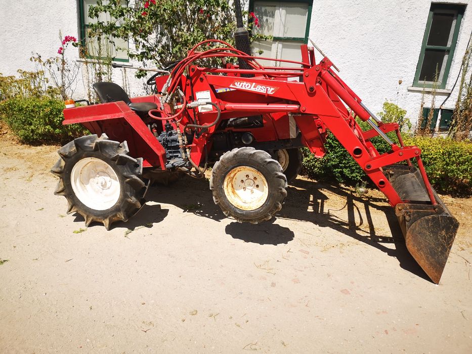 Trator 4x4 com frontal de efeito duplo e paralelogramo.