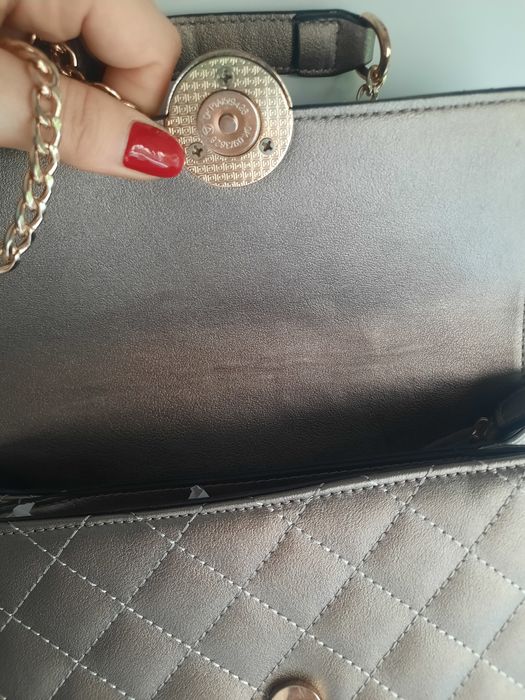 Clutch dourada com alça removível