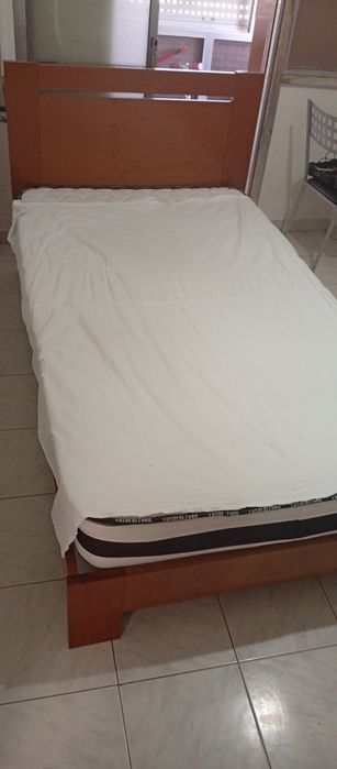 Cama de madeira e comoda