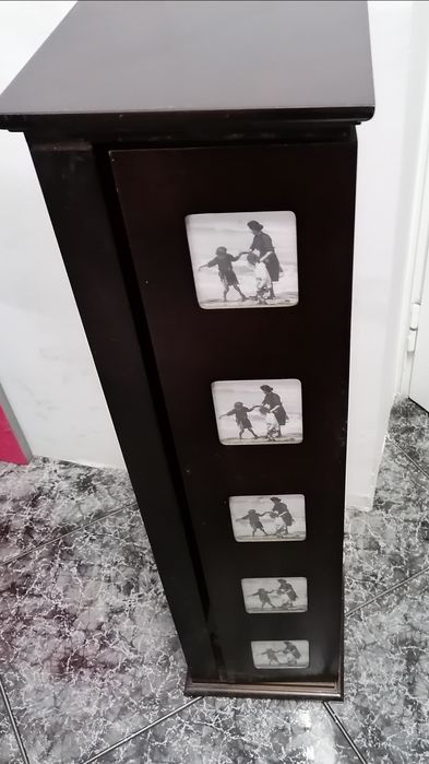 Móvel porta retratos em madeira