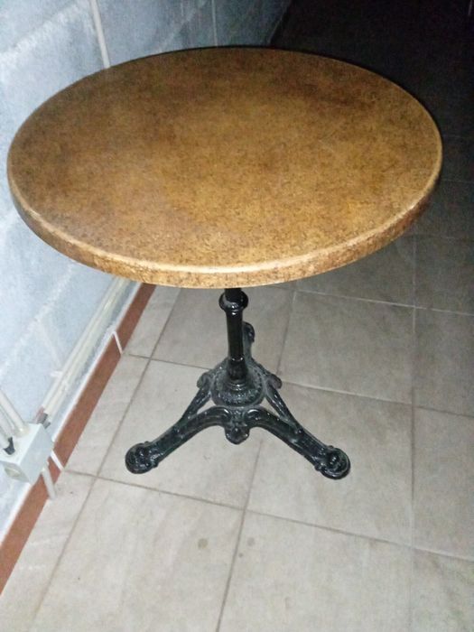 Mesa clássica, pé em ferro trabalhado