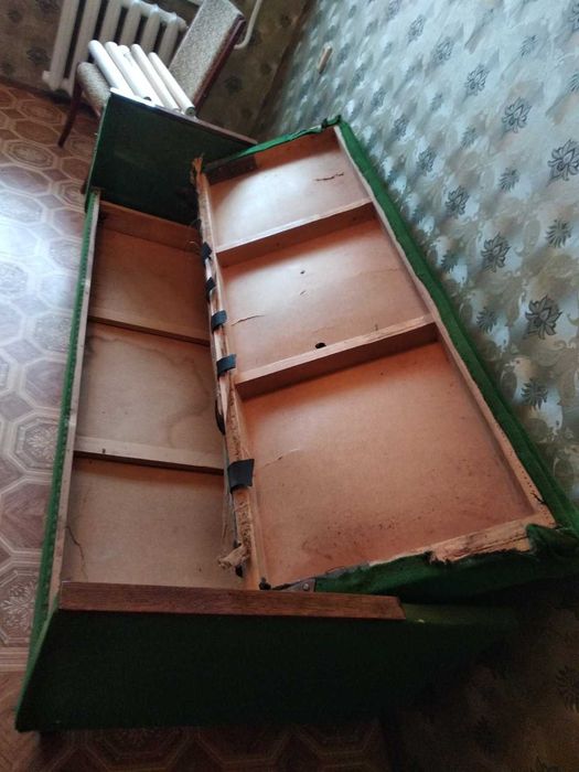 Продам  диван  .