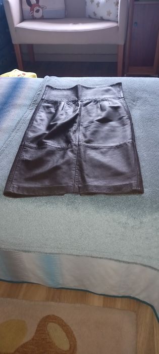 Saia em couro em cor castanho
