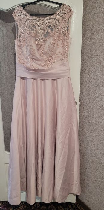 Чудова святкова сукня.