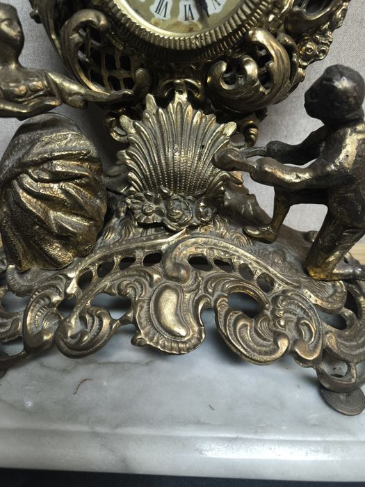 Relógio de Mesa Dourado Antigo
Este relógio de mesa antigo apresenta u