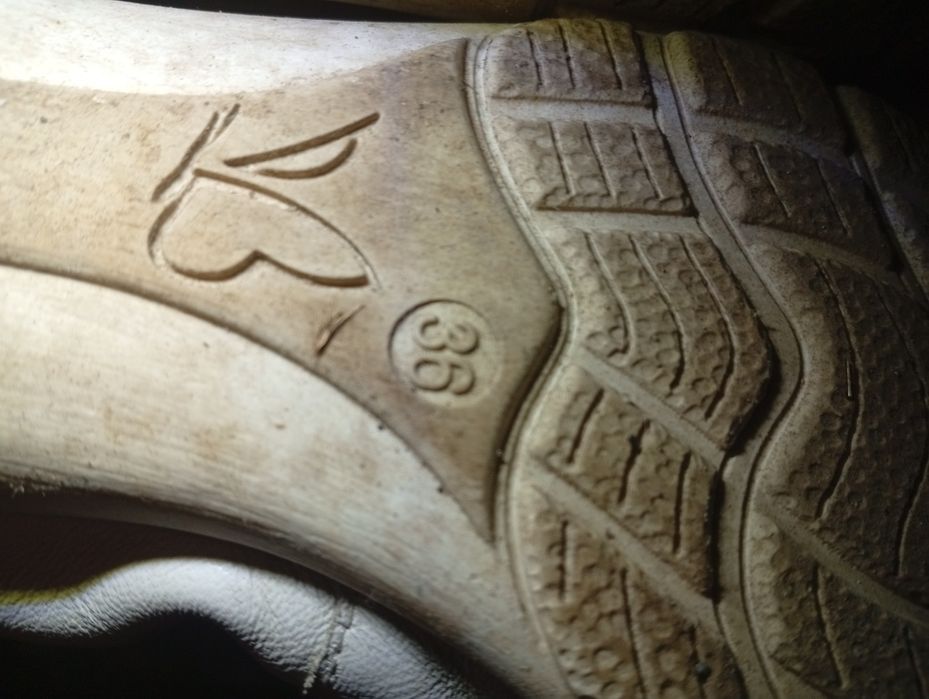 Білі туфлі-човники capriсе