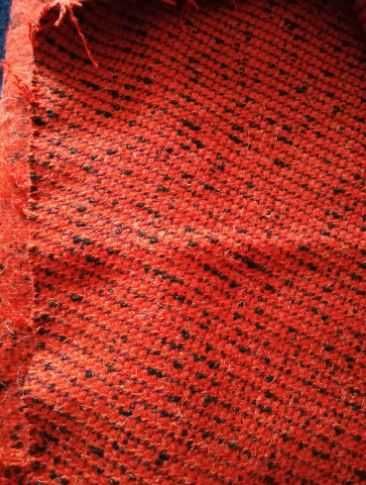 Ткань пальтовая красного цвета с чёрной диагональю.