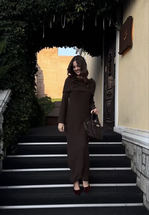 Коричнева сукня букле