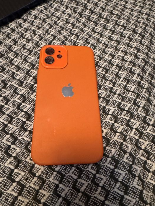 Чехлы на iPhone 12