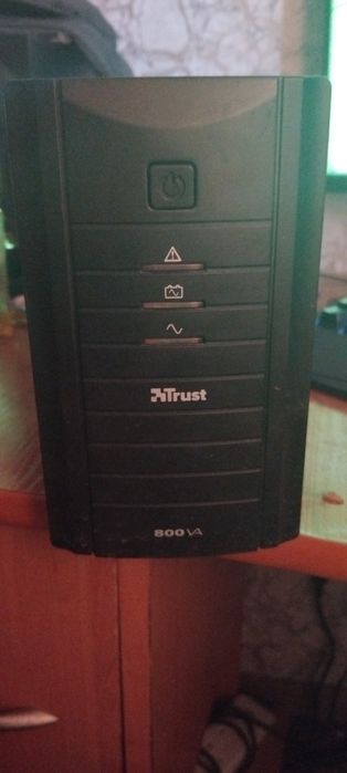 Бесперебойник Trust 800VA