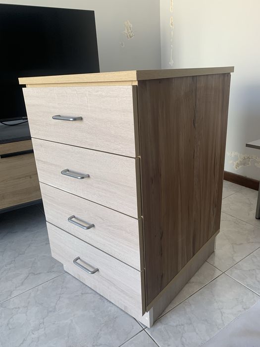 Cómoda com 4 gavetas