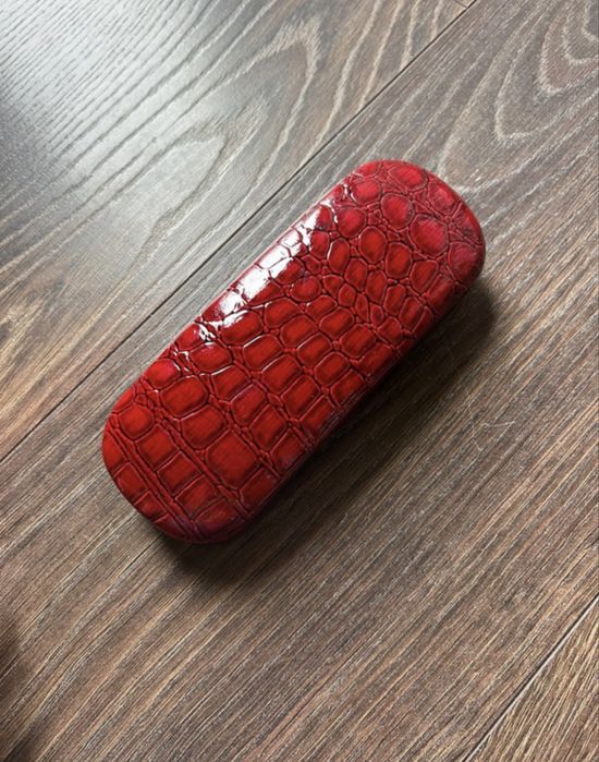 Czerwone etui na okulary
