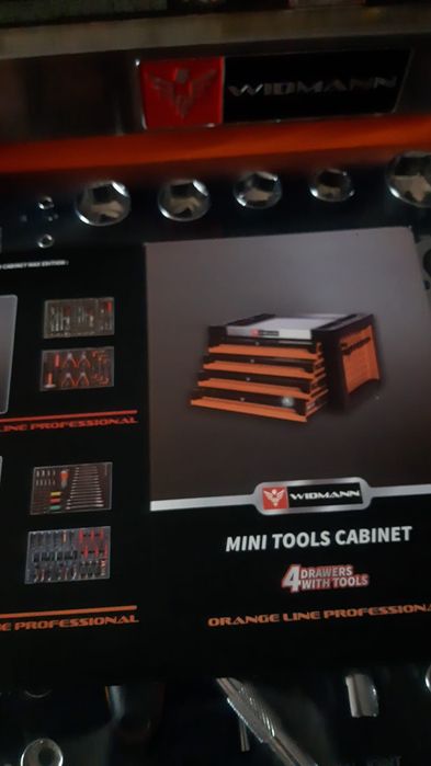 Mini banca com 4 gavetas com ferramentas
