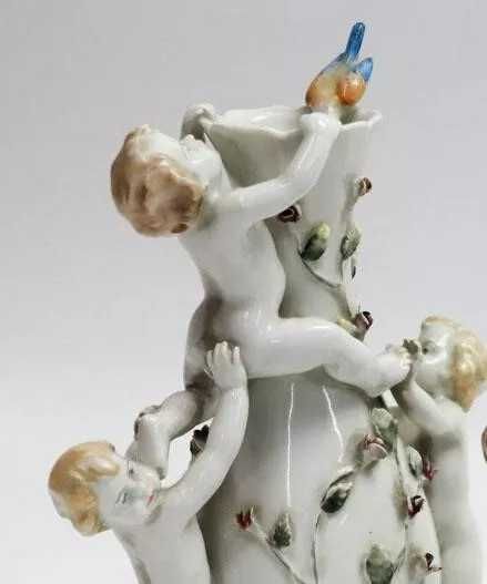 Excepcional Jarra em porcelana modelada com 3 Putti, 1 ave e Flores