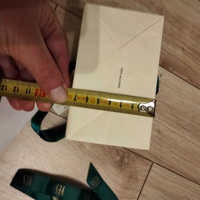 Papierowa torebka Yes na prezent z zieloną wstążką Yes