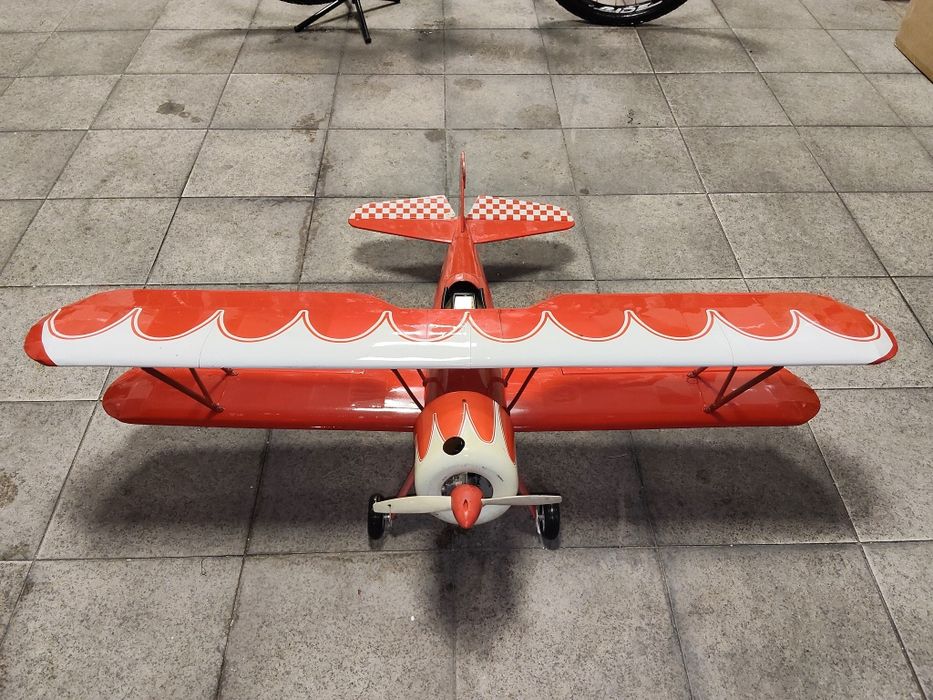 Avião biplano em madeira de balsa leve