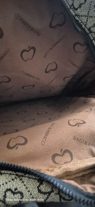 Mochila Feminina com Padrão Monograma e Detalhes em Pele – Prática e E