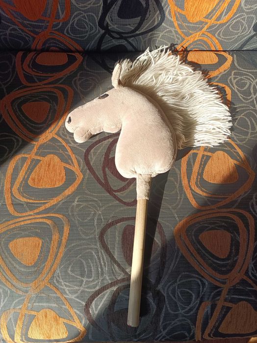 Hobby horse  kolor beżowo biały
