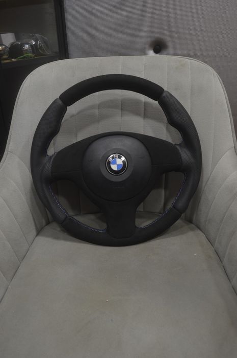 volante BMW E 46 foi totalmente estofado em pele perfurada e Alcântara