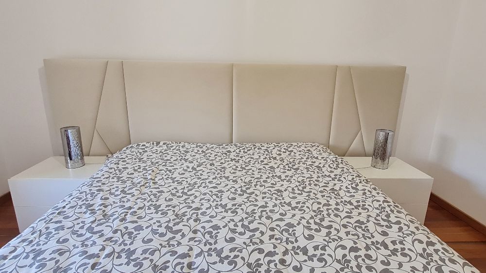Cama mais 2 mesas de cabeceira