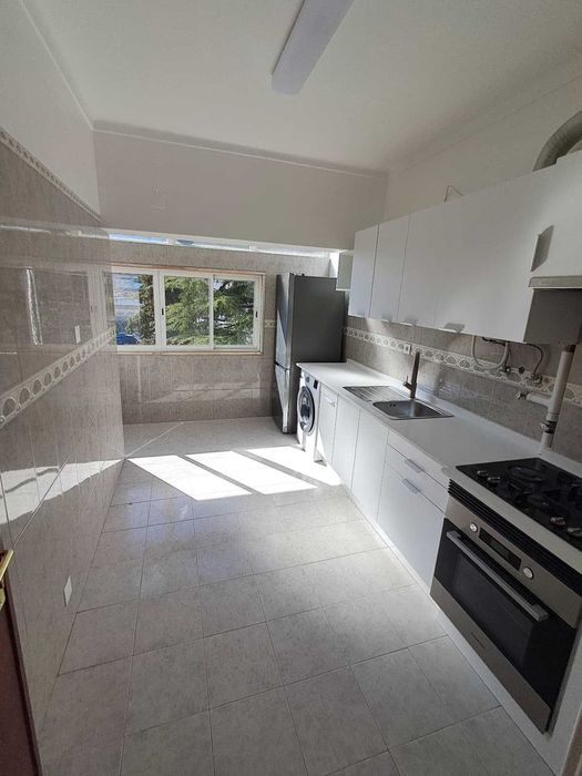Modernidade e Conforto na Mina de Água, Amadora Quartos Individuais em T6 Totalmente Remodelado – Rua Sebastião da Gama
