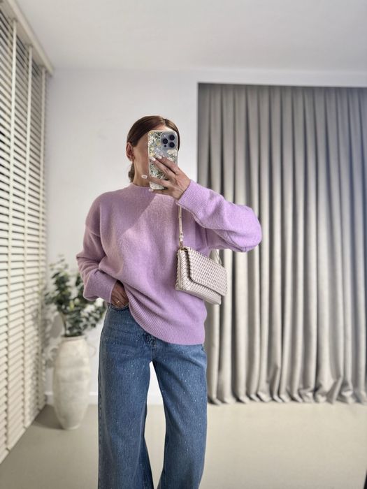 Трендові мʼякі однотонні текстуровані светри