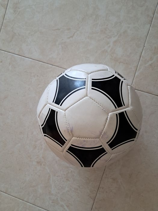 Bola de cor preta e branca