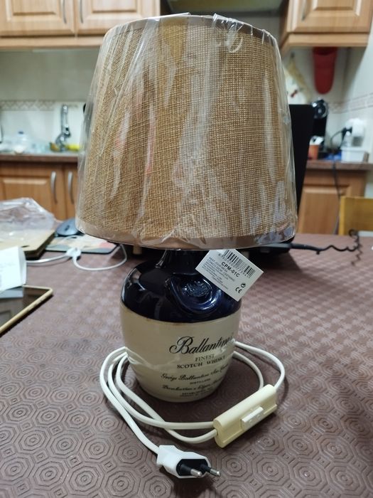 Candeeiro com base garrafa whisky