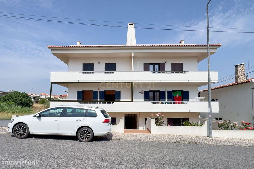 T2 com Garagem a poucos minutos da Praia da Areia Branca | Espaço, Luz