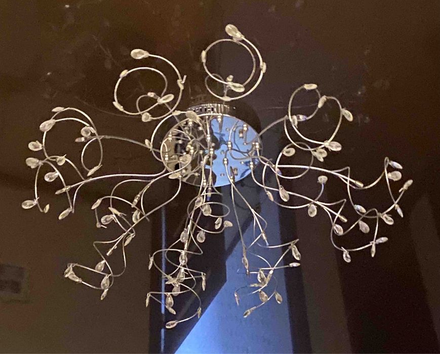 Продам люстру на стелю.