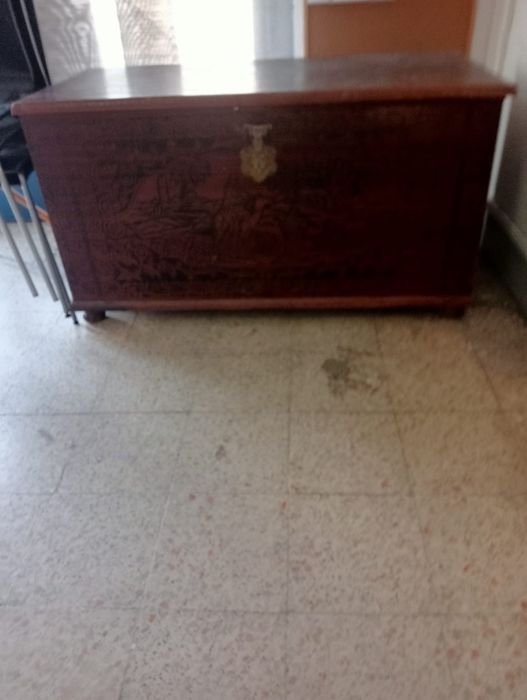 Arca antiga em madeira trabalhada