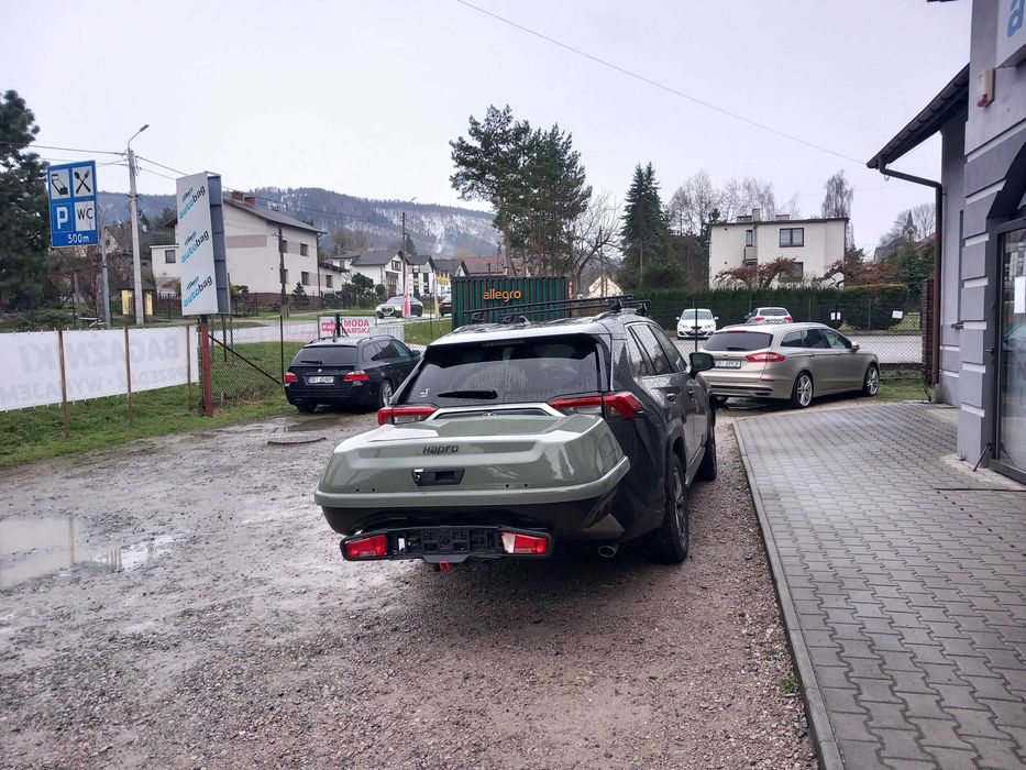 Box montowany na hak holowniczy  Hapro Boxer 420 L - mocny, solidny w kolorze oliwkowej zieleni. Odchylany - umożliwia dostęp do bagażnika samochodu