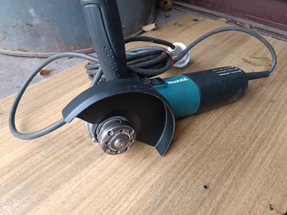 Болгарка (угловая шлифмашина) Makita 9558NB