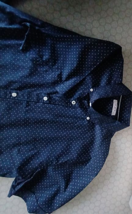 Camisa para homem azul escuro e pequeninos motivos brancos. Nova.