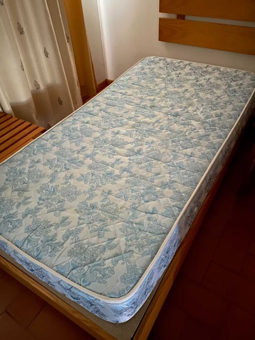 Cama individual de madeira com colchão